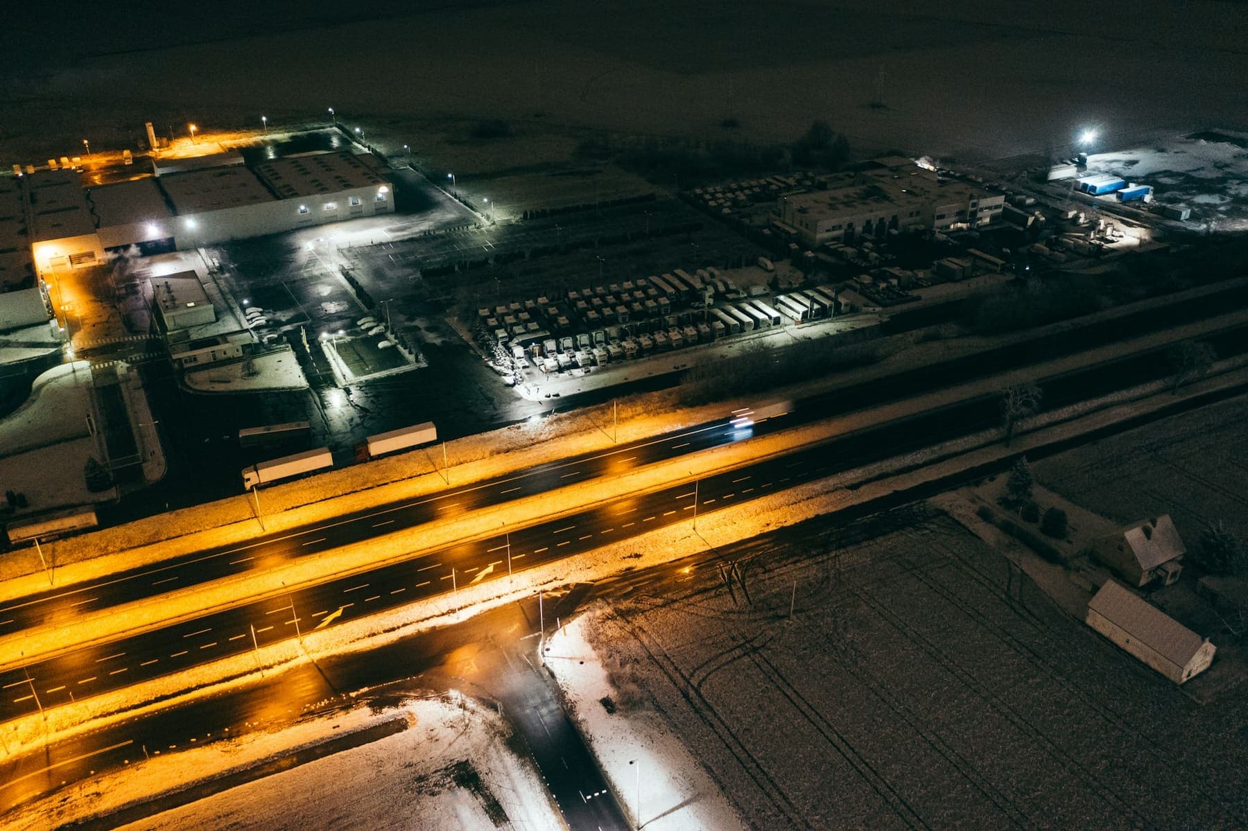 Axe routier et bâtiments urbains éclairés de nuit