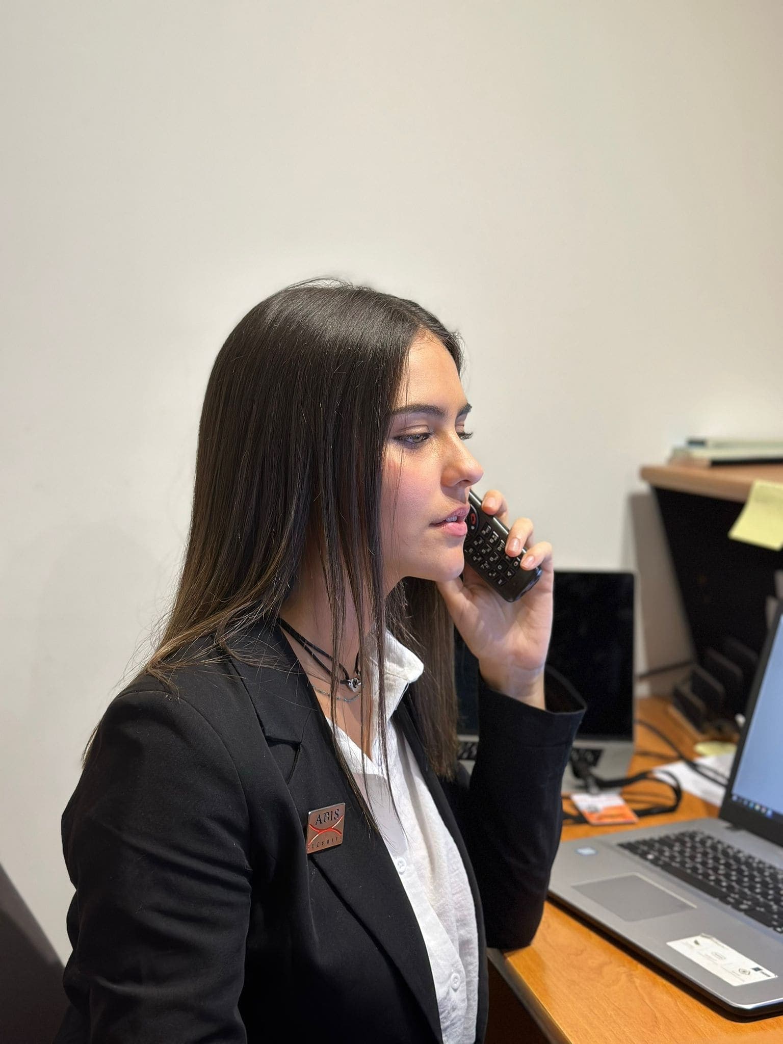Agent Abis Security à l'accueil d'un événement, au poste de réception